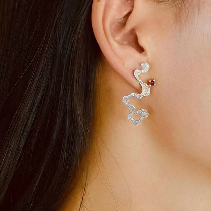 New Chinese small flowing cloud earrings, female niche, personality asymmetrical design, temperament, high-end sense S925 silver needle earrings